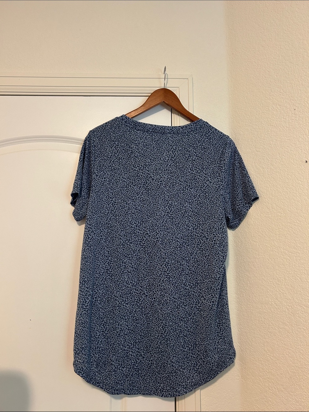 Athleta Blue Animal Print V-Neck Short Sleeve Tee Size Large - Picture 4 of 6